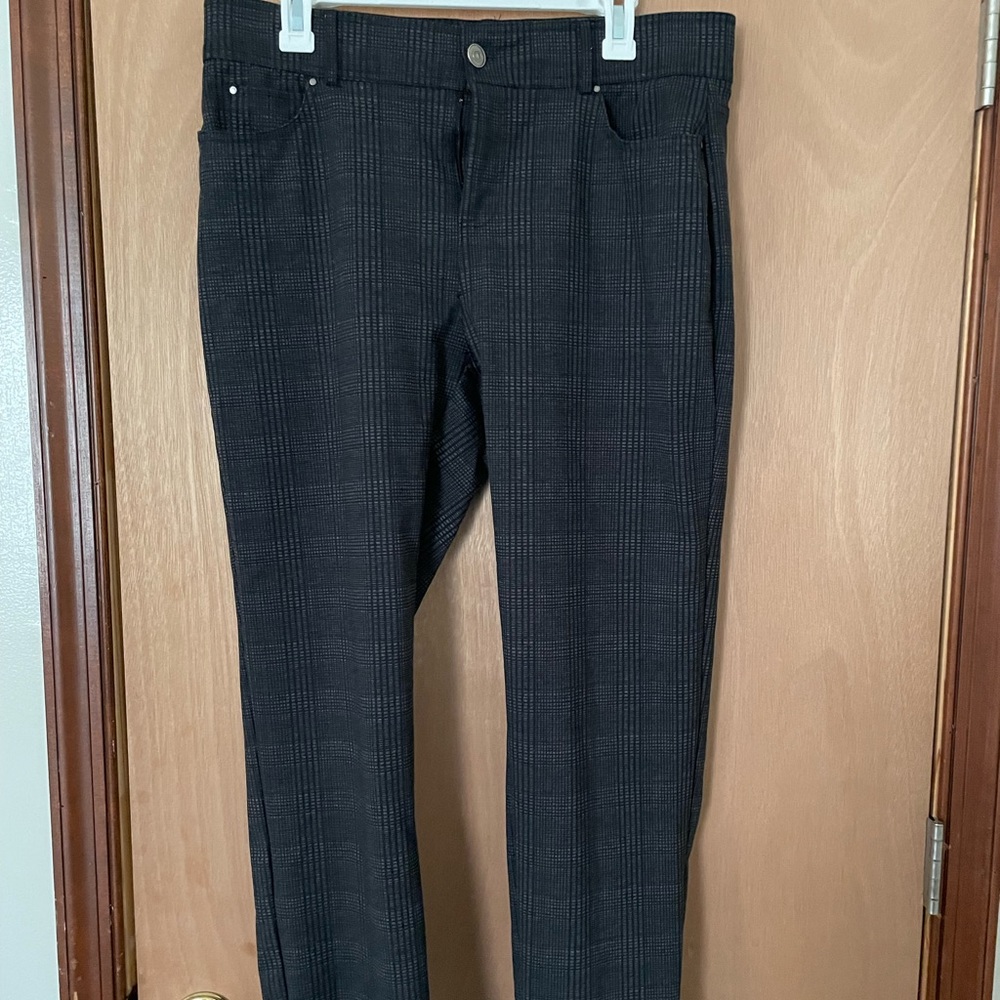 Dressbarn pants size 12. Professional, stylish and comfortable.